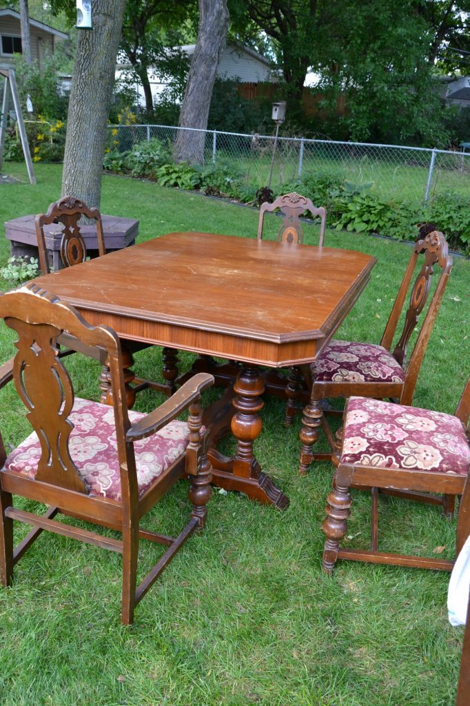 If you love farmhouse style and want to add a farmhouse dining table to your home, click over and see how you can DIY a farmhouse dining table from a table you may already have. 