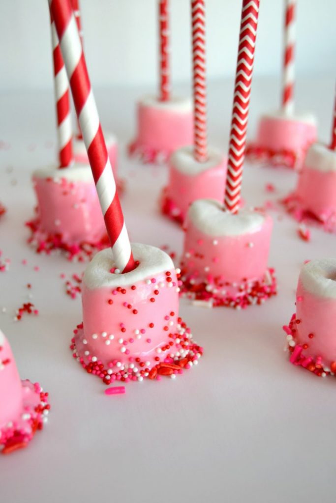 If you are looking for homemade valentines for your kids to make their classmates, click over to get these easy dipped marshmallow treats that they will love! 