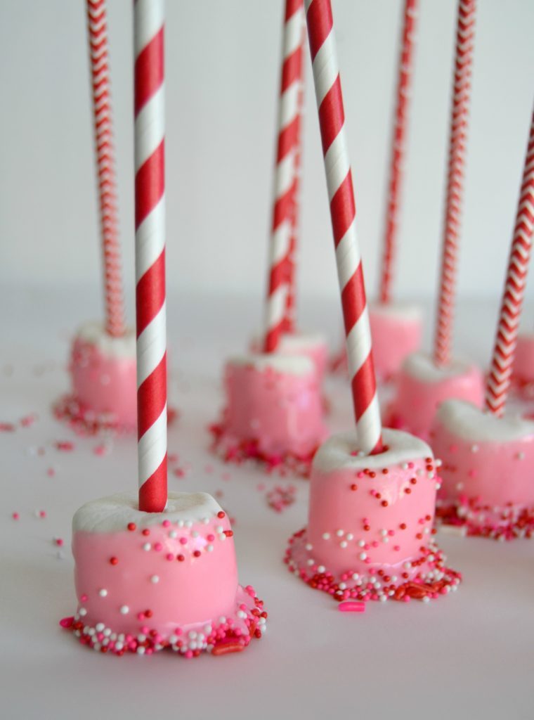 If you are looking for homemade valentines for your kids to make their classmates, click over to get these easy dipped marshmallow treats that they will love! 