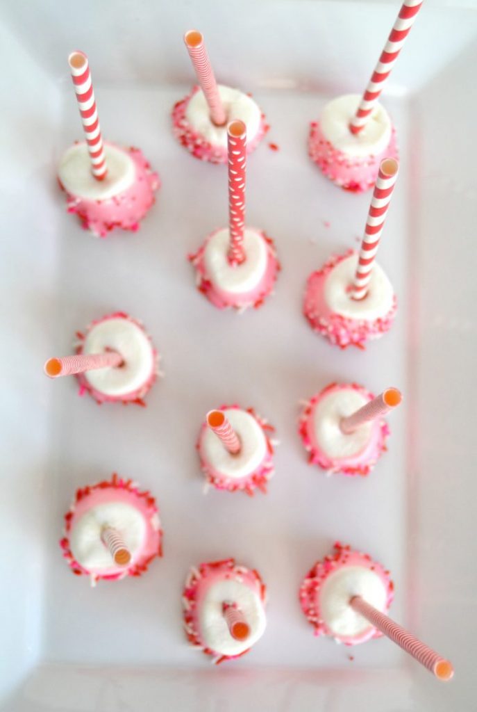 If you are looking for homemade valentines for your kids to make their classmates, click over to get these easy dipped marshmallow treats that they will love! 