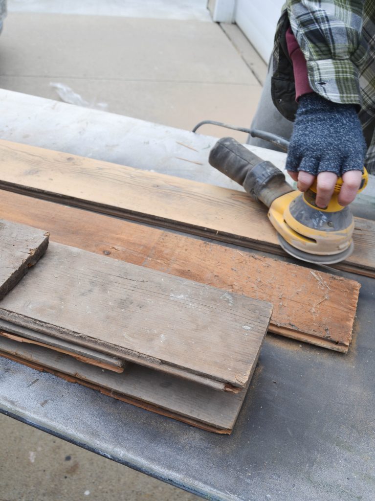 If you like the look of reclaimed barn wood and want to add it to your home, click over and see how we used it to make over our mantel in our family room. 