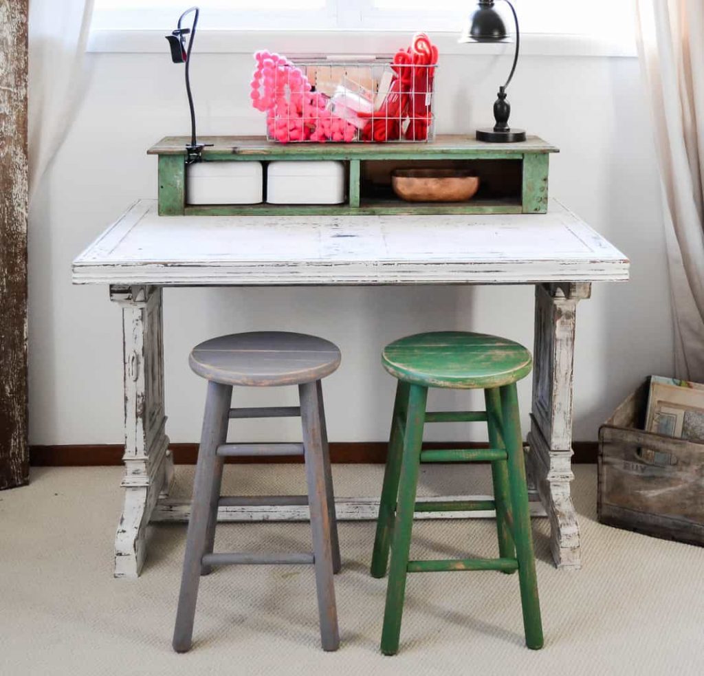 If you have an old table lying around that you aren't using, give it a makeover! Click over to see how easy this DIY painted table makeover was that made me love this table even more. 