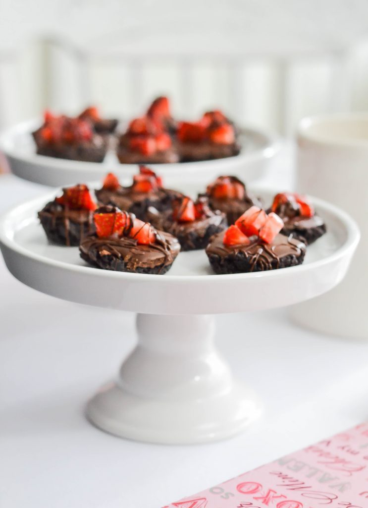 If you are looking for easy mini chocolate tarts, click over to see how you can make these tarts that are a crowd pleaser!
