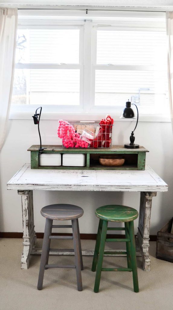 If you have an old table lying around that you aren't using, give it a makeover! Click over to see how easy this DIY painted table makeover was that made me love this table even more. 