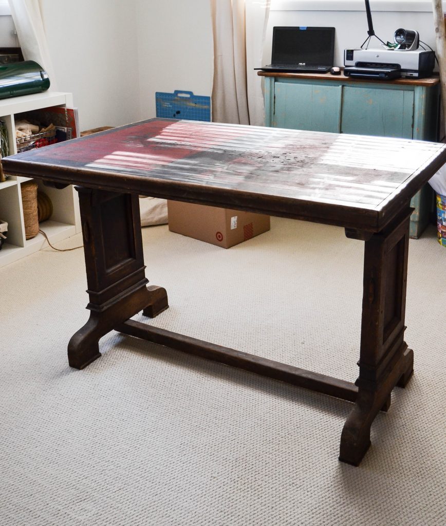 If you have an old table lying around that you aren't using, give it a makeover! Click over to see how easy this DIY painted table makeover was that made me love this table even more. 