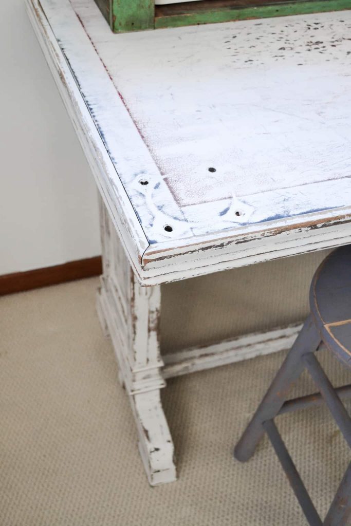 If you have an old table lying around that you aren't using, give it a makeover! Click over to see how easy this DIY painted table makeover was that made me love this table even more. 