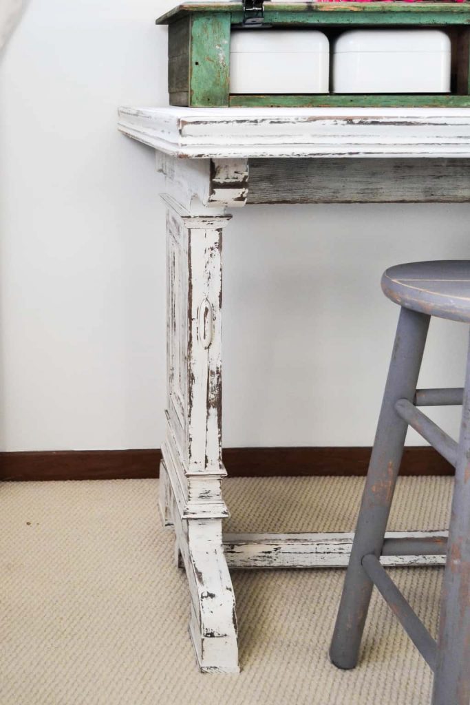 If you have an old table lying around that you aren't using, give it a makeover! Click over to see how easy this DIY painted table makeover was that made me love this table even more. 