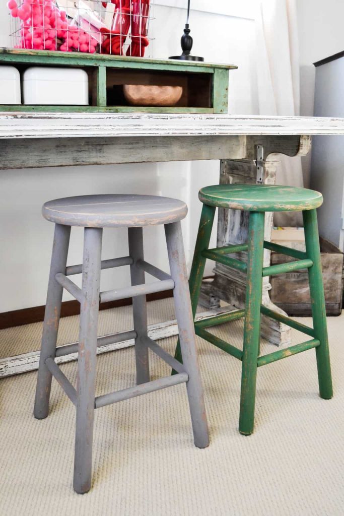 If you have an old table lying around that you aren't using, give it a makeover! Click over to see how easy this DIY painted table makeover was that made me love this table even more. 