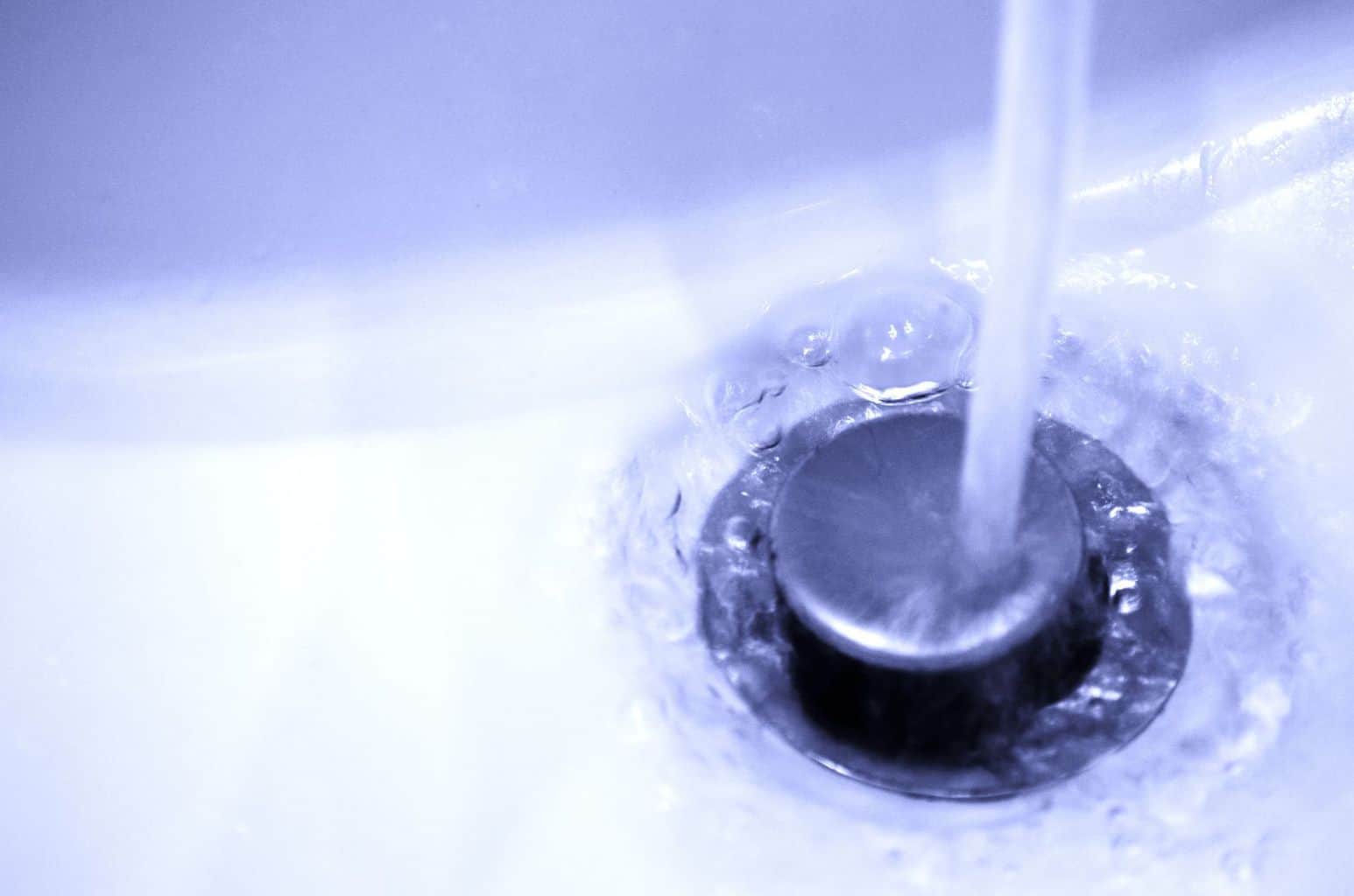 Растворы не пропускающие воду. Телефон воду не пропускает. white and blue drain photo.