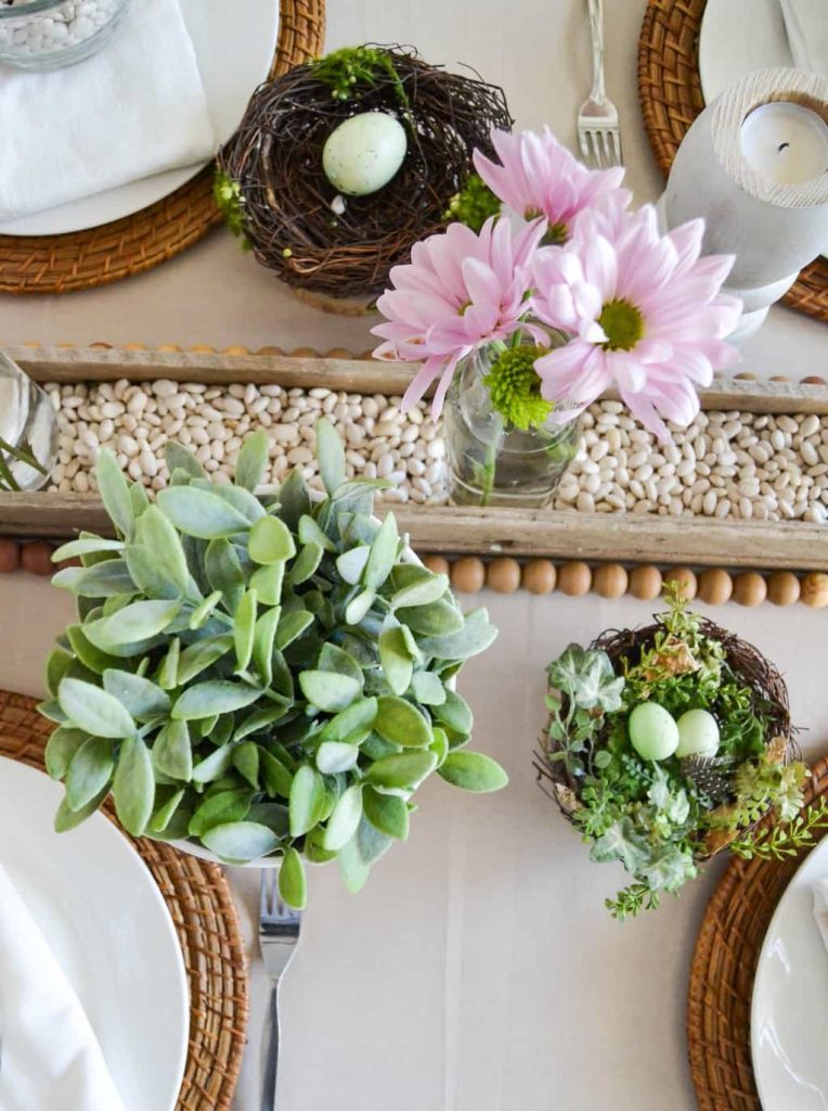 If you looking for beautiful Easter tablescapes, click over to see how easy it is to bring spring to your table without stress or a lot of work. 