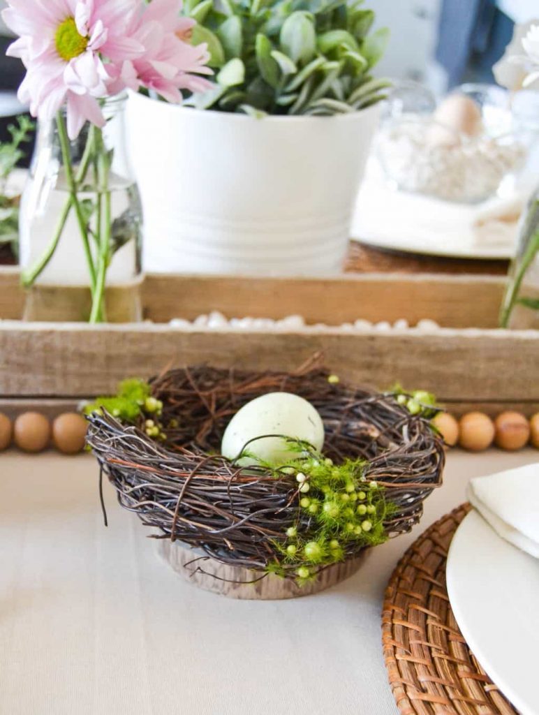 If you looking for beautiful Easter tablescapes, click over to see how easy it is to bring spring to your table without stress or a lot of work. 