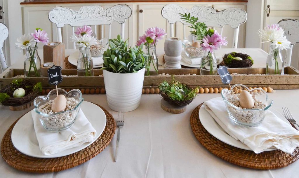 If you looking for beautiful Easter tablescapes, click over to see how easy it is to bring spring to your table without stress or a lot of work. 