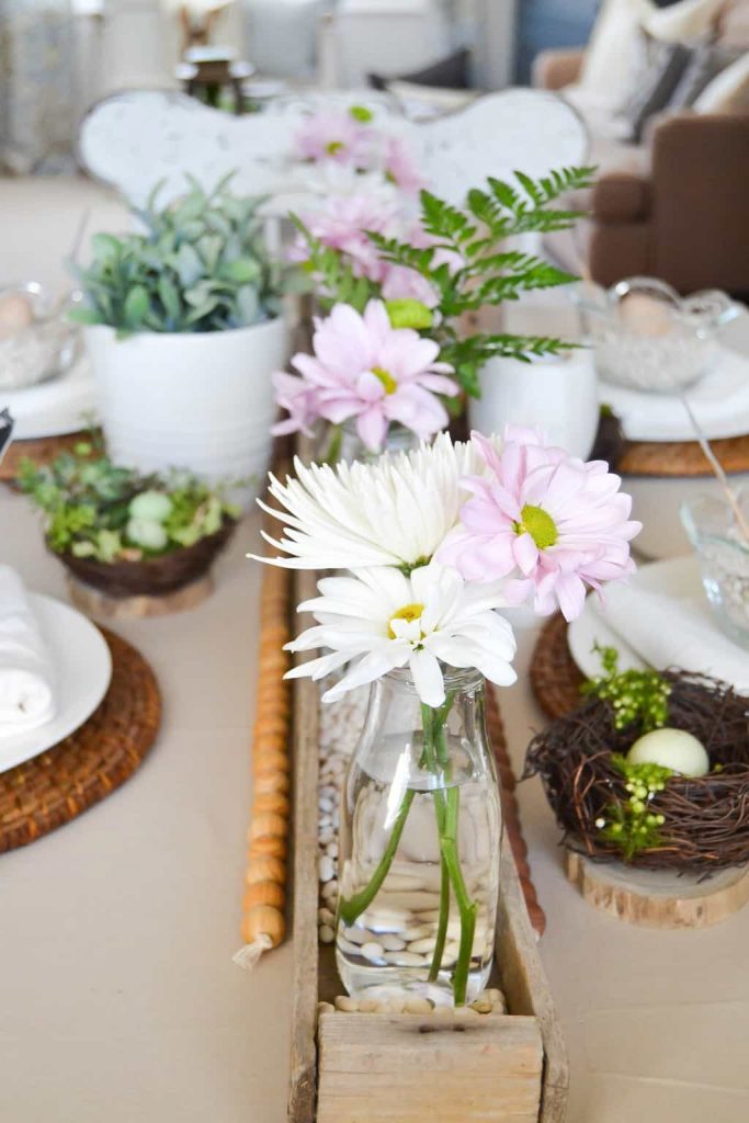 If you looking for beautiful Easter tablescapes, click over to see how easy it is to bring spring to your table without stress or a lot of work. 