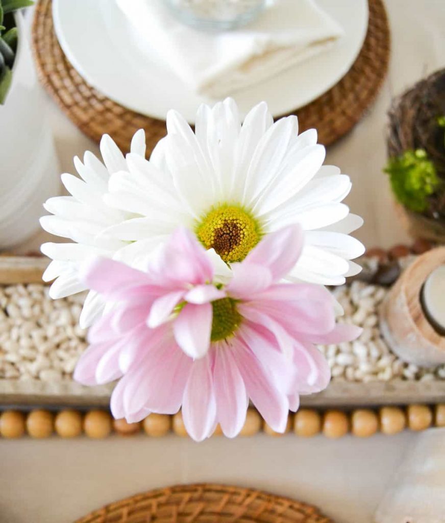 If you looking for beautiful Easter tablescapes, click over to see how easy it is to bring spring to your table without stress or a lot of work. 