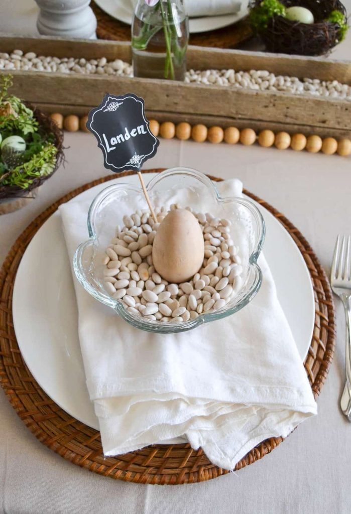 If you looking for beautiful Easter tablescapes, click over to see how easy it is to bring spring to your table without stress or a lot of work. 