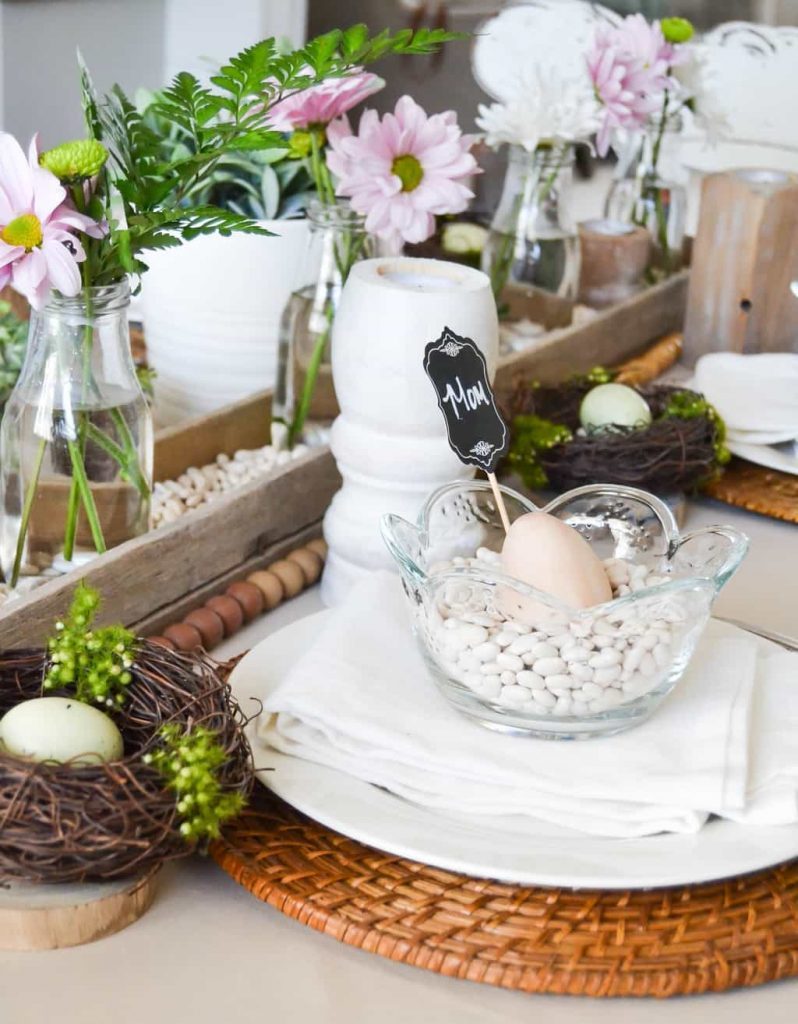 If you looking for beautiful Easter tablescapes, click over to see how easy it is to bring spring to your table without stress or a lot of work. 