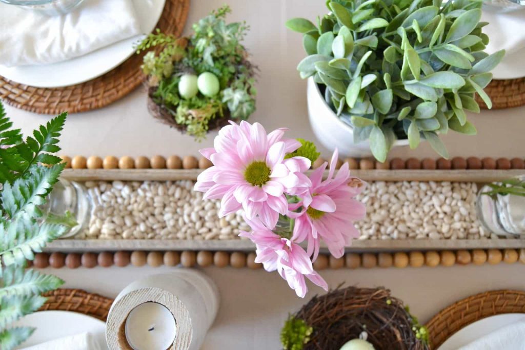 If you looking for beautiful Easter tablescapes, click over to see how easy it is to bring spring to your table without stress or a lot of work. 