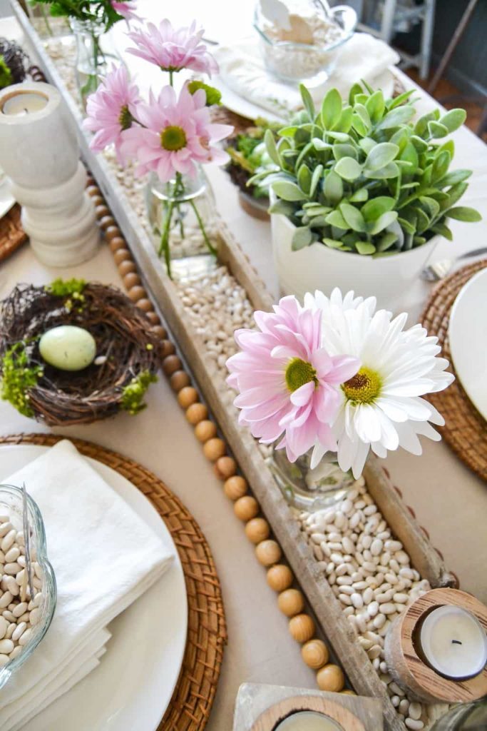 If you looking for beautiful Easter tablescapes, click over to see how easy it is to bring spring to your table without stress or a lot of work. 