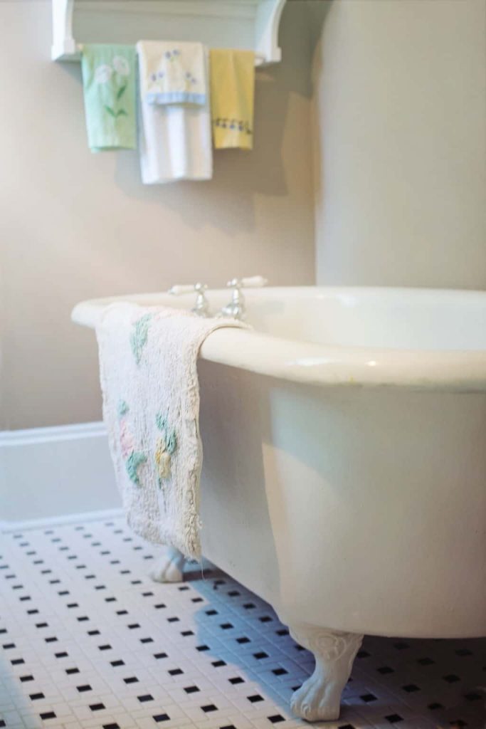 How To Unclog Bathtub Drain With Pantry Staples - Is your bathtub not draining properly? This post on How To Unclog Your Bathtub Drain With Pantry Staples with have in functioning correctly in no time! All you need are your pantry staples! 