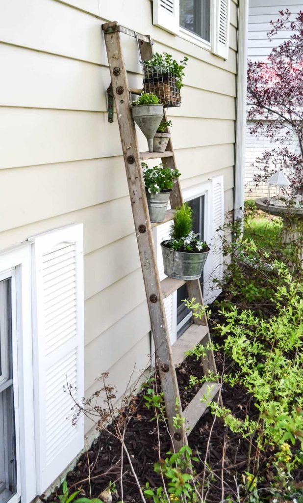 Patio Makeover - Looking to give your patio a face lift? Check out this patio makeover using rustic touches and comfy furniture.