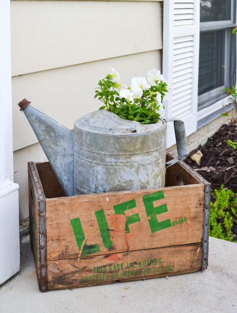 Patio Makeover - Looking to give your patio a face lift? Check out this patio makeover using rustic touches and comfy furniture.