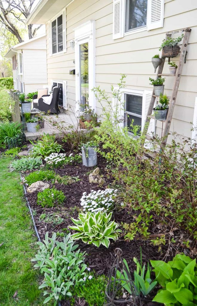 Patio Makeover - Looking to give your patio a face lift? Check out this patio makeover using rustic touches and comfy furniture.