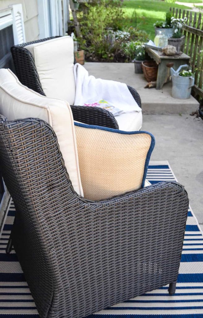 Patio Makeover - Looking to give your patio a face lift? Check out this patio makeover using rustic touches and comfy furniture.