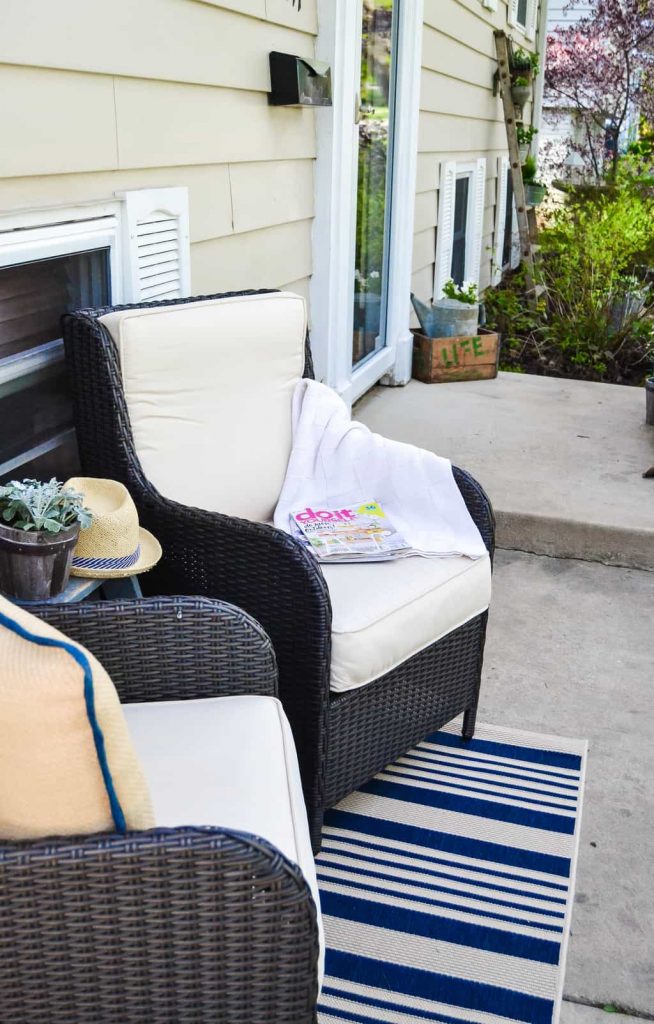 Patio Makeover - Looking to give your patio a face lift? Check out this patio makeover using rustic touches and comfy furniture.