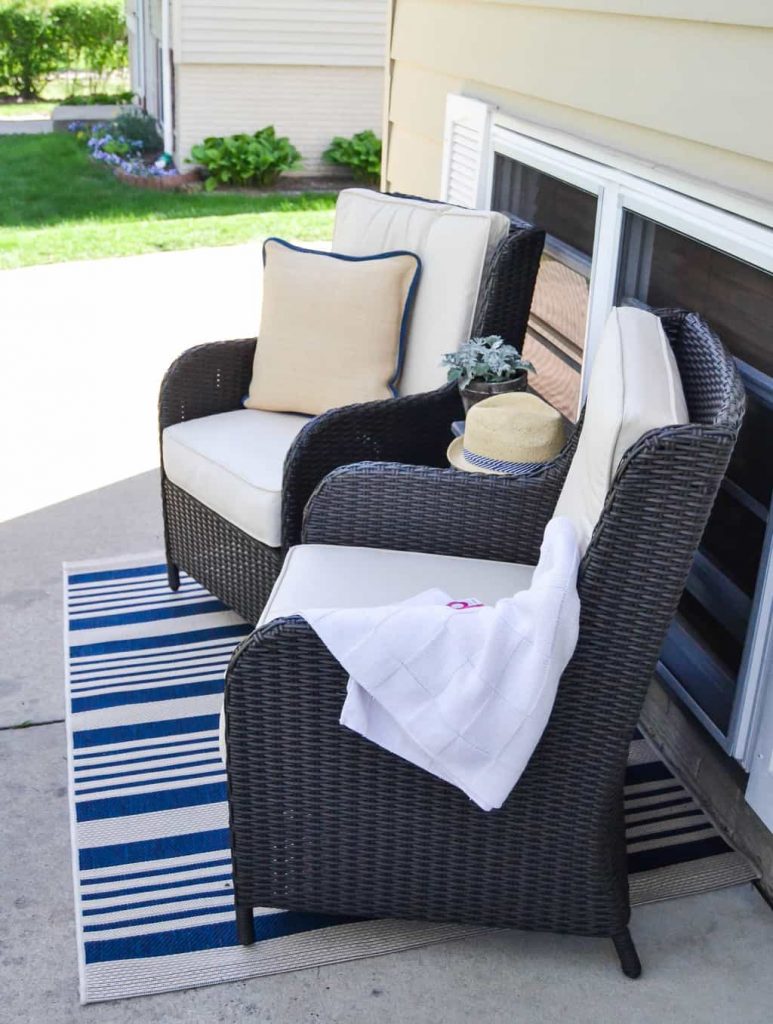 Patio Makeover - Looking to give your patio a face lift? Check out this patio makeover using rustic touches and comfy furniture.