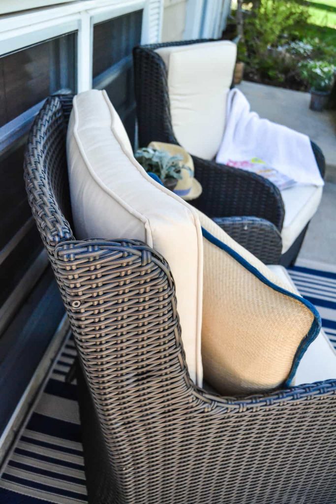 Patio Makeover - Looking to give your patio a face lift? Check out this patio makeover using rustic touches and comfy furniture.