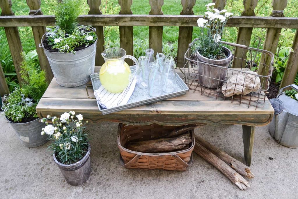 Patio Makeover - Looking to give your patio a face lift? Check out this patio makeover using rustic touches and comfy furniture.