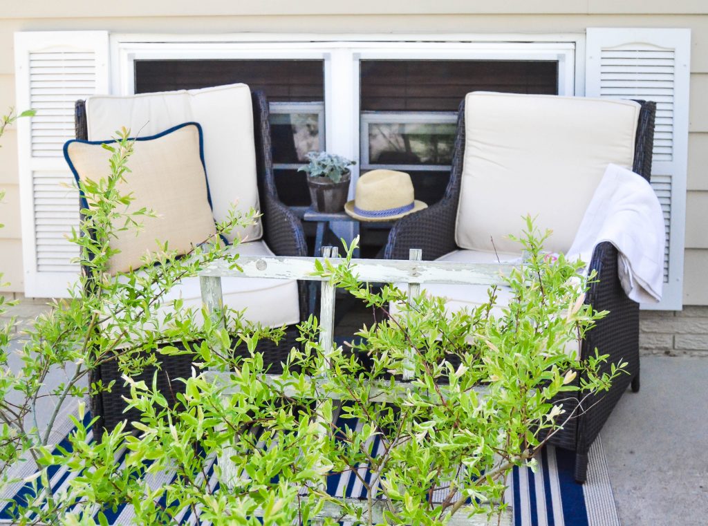 Patio Makeover - Looking to give your patio a face lift? Check out this patio makeover using rustic touches and comfy furniture.