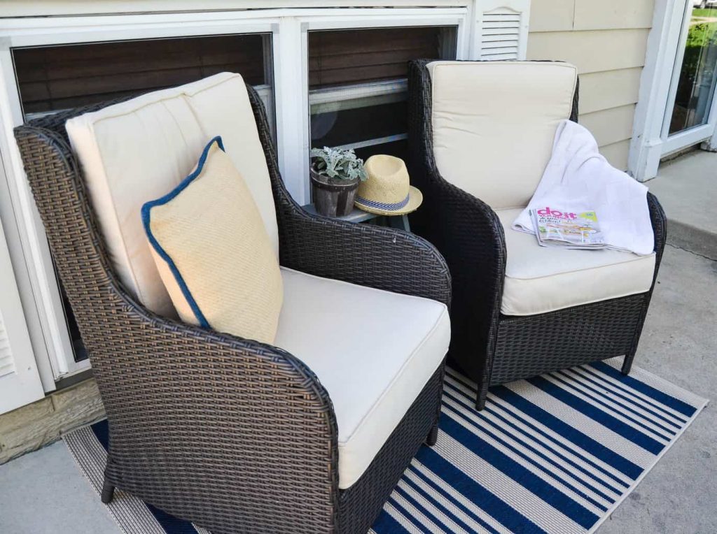 Patio Makeover - Looking to give your patio a face lift? Check out this patio makeover using rustic touches and comfy furniture.