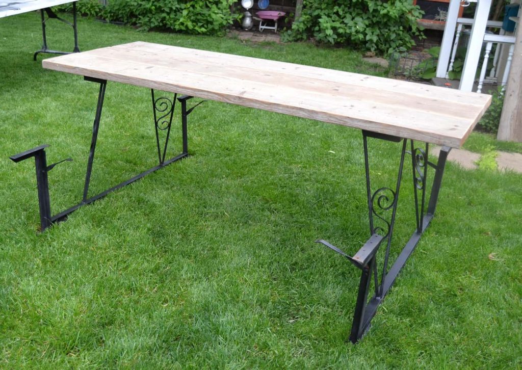 DIY Picnic Table: Looking for a picnic table for your back yard? Check out this DIY Picnic Table from a curbside find! 