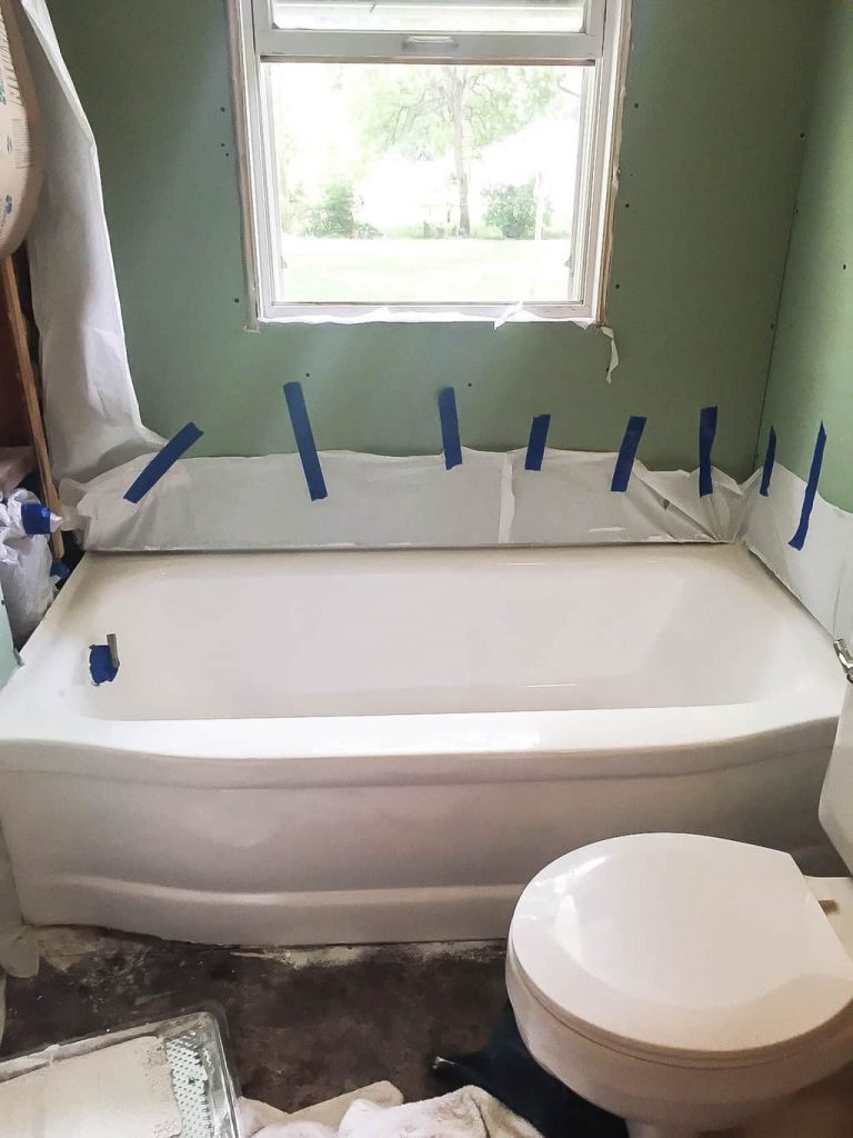 How To Paint A Bathtub - Looking for an inexpensive way to change the bathtub in your home? Paint it! It is easy and inexpensive and looks amazing!