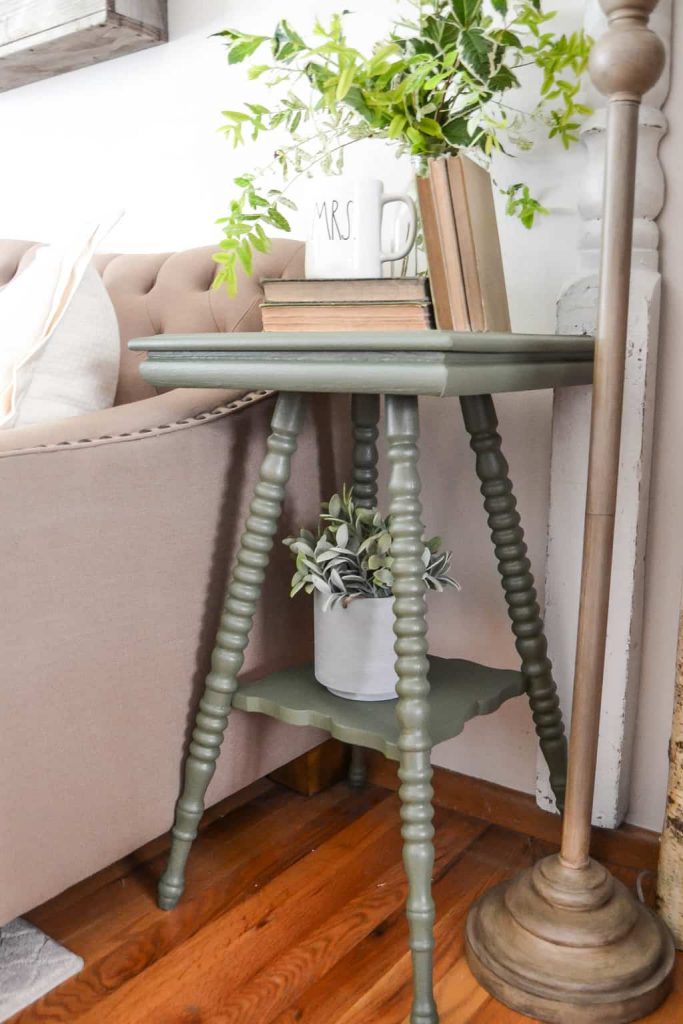 The Easy Way To Paint Curvy Furniture - If you are looking to paint furniture that has a lot of curves, this post will show you the easy way to do it. 