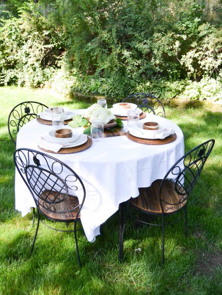 Summer Tablescape - Summer is a great time to eat outside and enjoy the weather! This summer tablescape is very easy to put together and makes your alfresco dining that much more special.