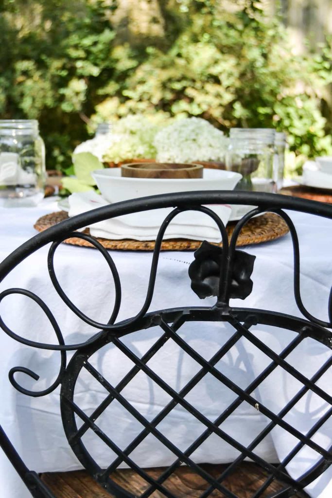 Summer Tablescape - Summer is a great time to eat outside and enjoy the weather! This summer tablescape is very easy to put together and makes your alfresco dining that much more special.