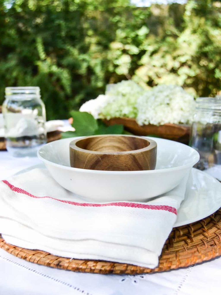 Summer Tablescape - Summer is a great time to eat outside and enjoy the weather! This summer tablescape is very easy to put together and makes your alfresco dining that much more special.