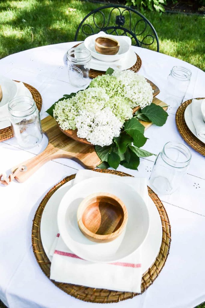 Summer Tablescape - Summer is a great time to eat outside and enjoy the weather! This summer tablescape is very easy to put together and makes your alfresco dining that much more special.