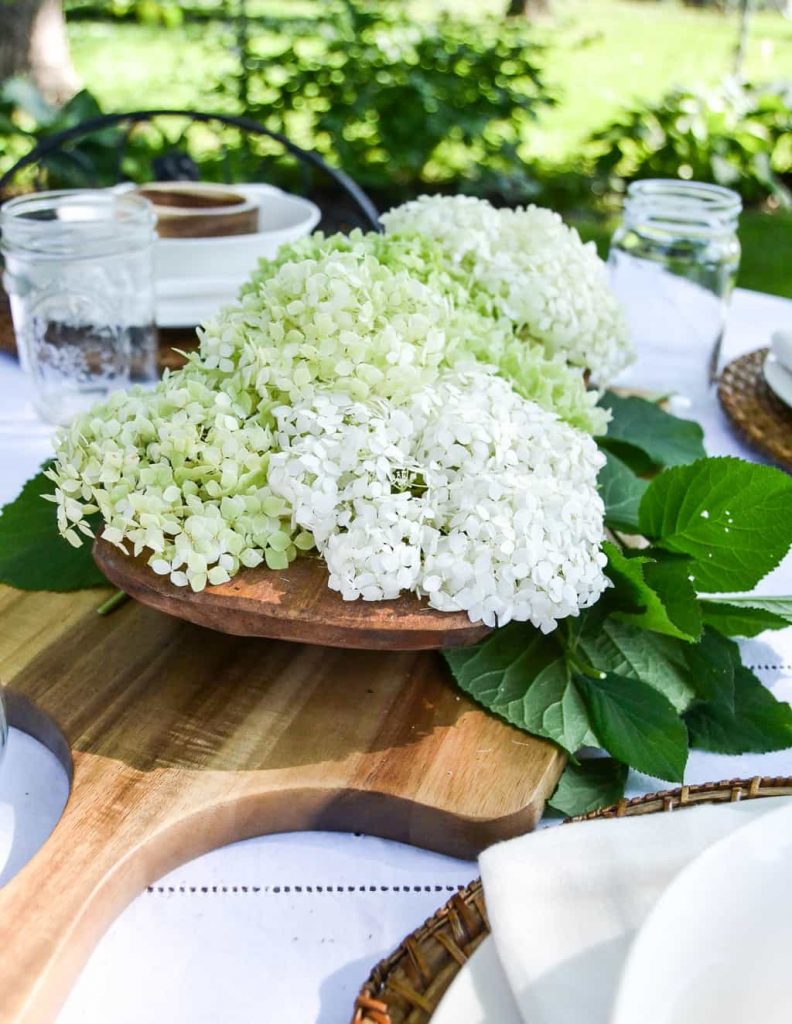 Summer Tablescape - Summer is a great time to eat outside and enjoy the weather! This summer tablescape is very easy to put together and makes your alfresco dining that much more special.