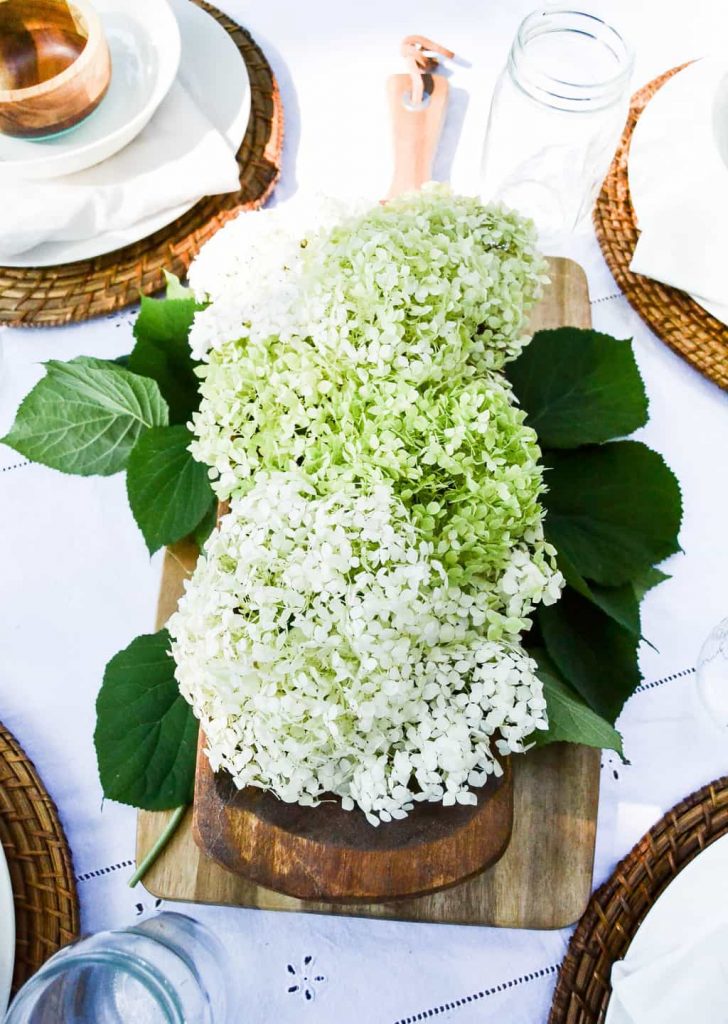 Summer Tablescape - Summer is a great time to eat outside and enjoy the weather! This summer tablescape is very easy to put together and makes your alfresco dining that much more special.