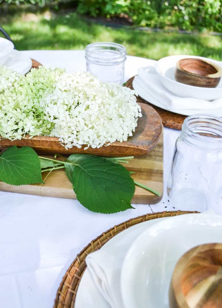 Summer Tablescape - Summer is a great time to eat outside and enjoy the weather! This summer tablescape is very easy to put together and makes your alfresco dining that much more special.