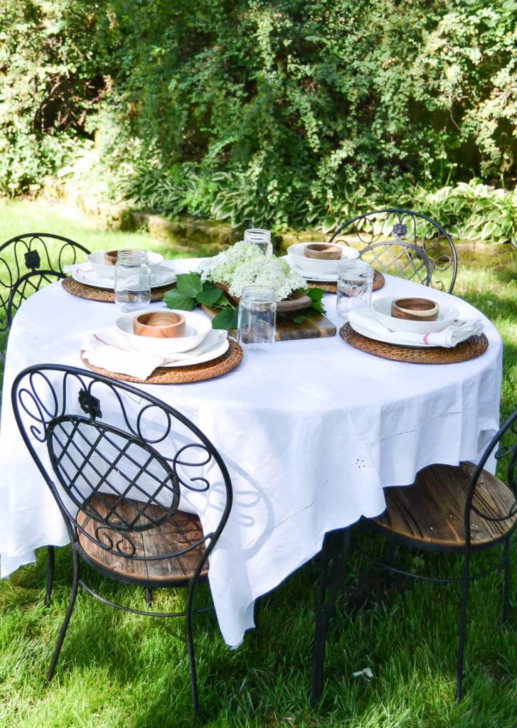 Summer Tablescape - Summer is a great time to eat outside and enjoy the weather! This summer tablescape is very easy to put together and makes your alfresco dining that much more special.