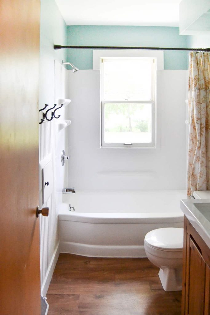 Budget Bathroom Makeover - You don't need a lot of money to make over your bathroom. This bathroom makeover from My Creative Days shows you ways to bring your old bathroom up to date, brighter and more fresh on a budget! 