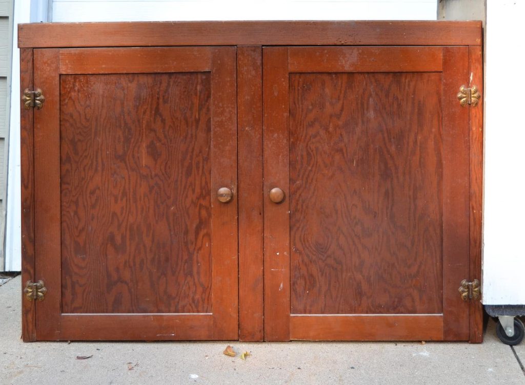 Curbside Cabinet Makeover - This Curbside Cabinet Makeover wasn't planned, but after I painted it, I just had to keep it in my office. 