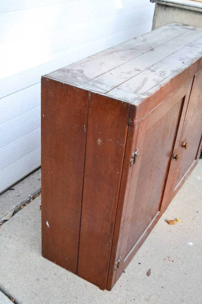 Curbside Cabinet Makeover - This Curbside Cabinet Makeover wasn't planned, but after I painted it, I just had to keep it in my office.