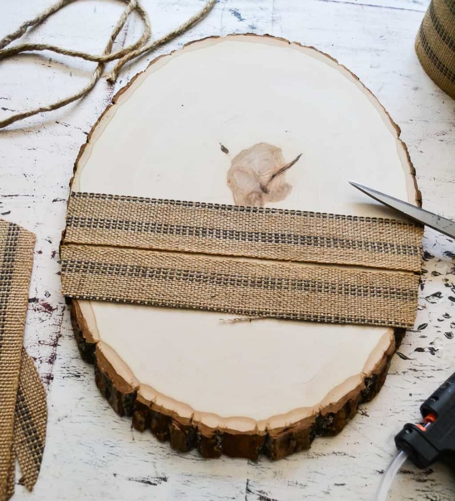 DIY Wood Slice Fall Wreath - Looking for a non-traditional wreath to welcome the fall season? This DIY Wood Slice Fall Wreath is just that. Easy, unique and perfect for fall!