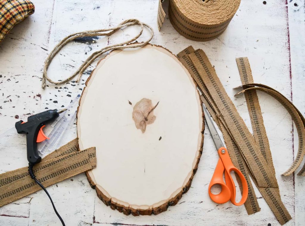 DIY Wood Slice Fall Wreath - Looking for a non-traditional wreath to welcome the fall season? This DIY Wood Slice Fall Wreath is just that. Easy, unique and perfect for fall!