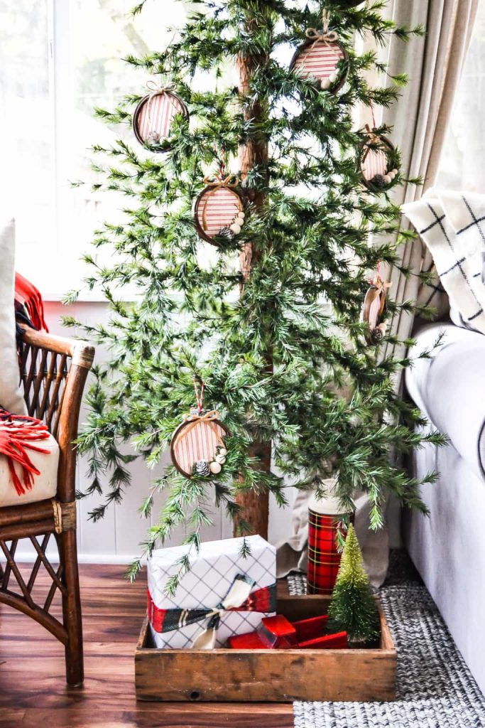 Making your own Christmas ornaments are so much fun! This DIY embroidery hoop Christmas ornament is easy to make and looks great in the tree!